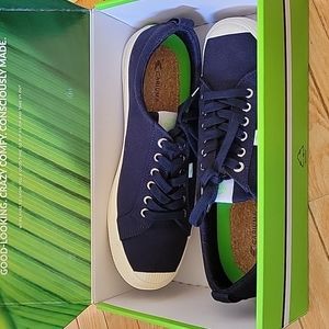 Men's Navy Cariuma Shoes